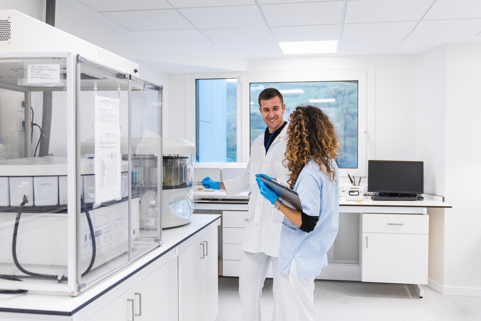 Specjaliści przy aparaturze w nowoczesnym laboratorium